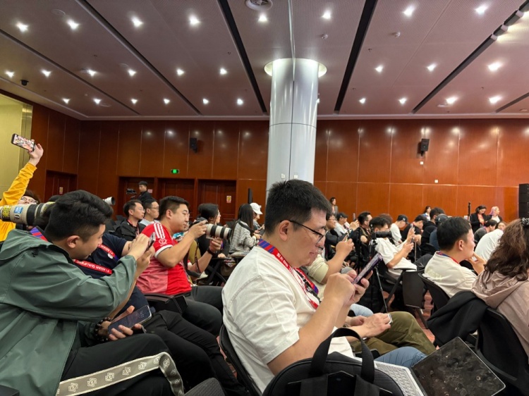 萬(wàn)眾矚目！記者擠滿國(guó)足賽前新聞發(fā)布廳，賽場(chǎng)記者預(yù)計(jì)超300人