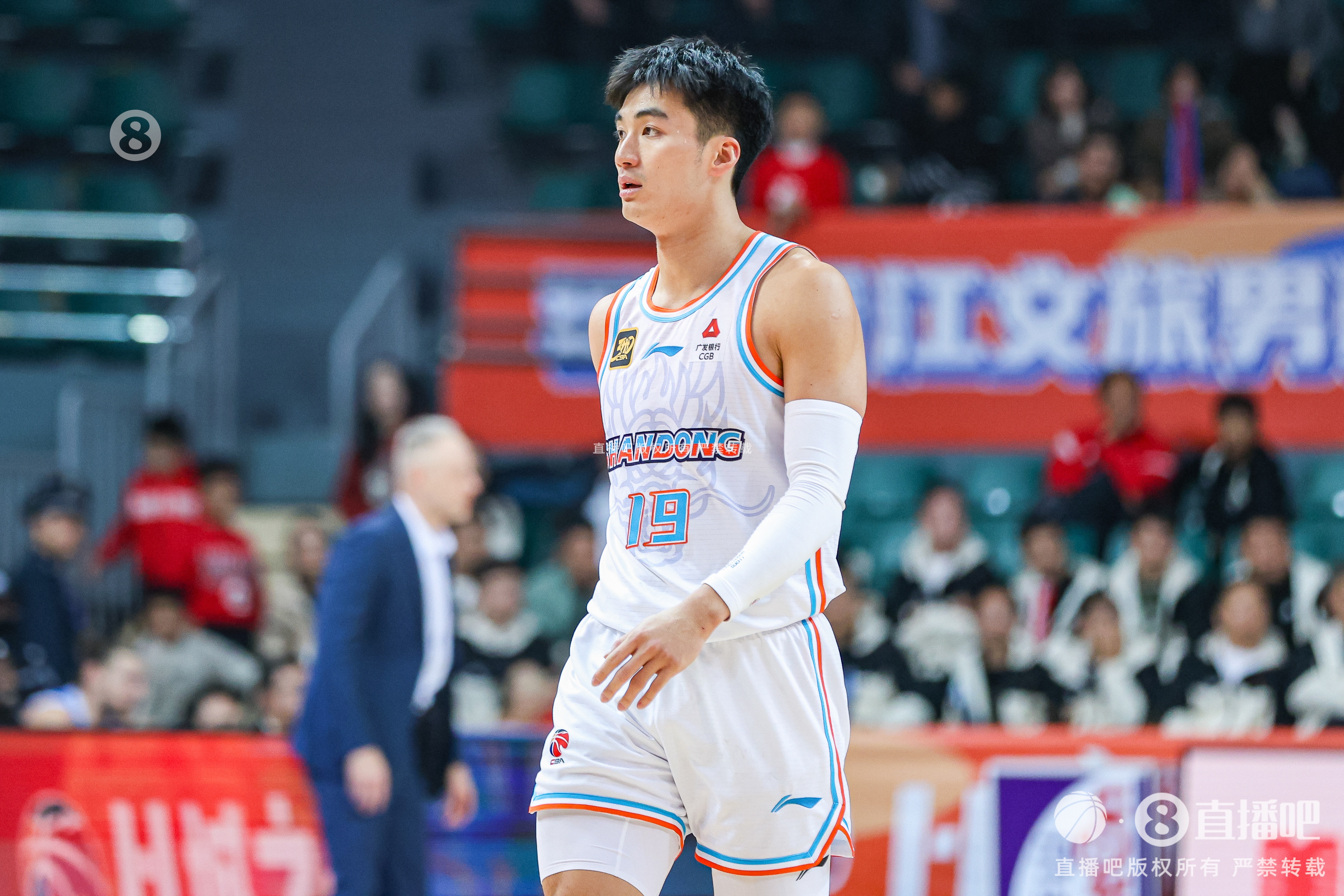 今天效率奇高！于德豪上半場11分鐘7投5中砍下全隊(duì)最高的12分